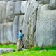 Turista apoyado en una piedra de Sacsayhuaman