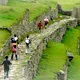 Viajeros llegando a Machu Picchu por el camino inca