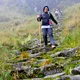 Turista bajando por el camino inca