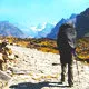 Turista caminando por el camino inca