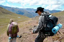 Turistas caminando hacia Huchuy Qosqo