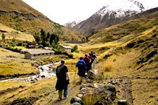 Turistas recorriendo el camino hacia Machu Picchu