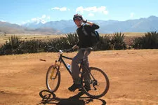 Turista con su bicicleta, Maras Cusco