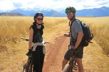 Una Pareja haciendo el ciclismo a Moray, Cusco