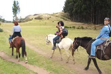 Tres turistas paseando en Caballo por las alturas de Cusco