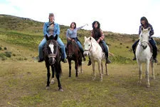 Cuatro turistas montadas en caballos, Cusco