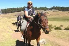 Turista galopando en su caballo, Cusco