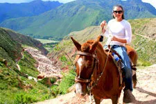 Joven montada en su caballo cerca a Salineras de Maras