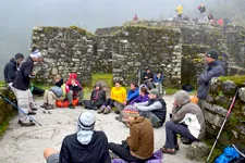 Guía del camino inca explicando a turistas