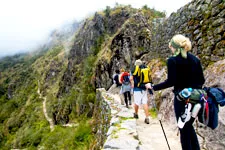 grupo de turistas caminando por el sendero inca