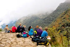 Grupo de turistas esperando al resto del grupo, camino inca