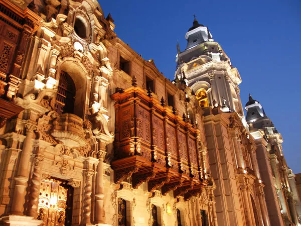 Palacio arzobispal de Lima iluminada