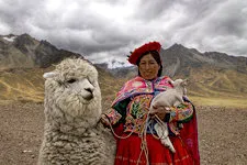 Mujer vendedora de artesanías en La Raya