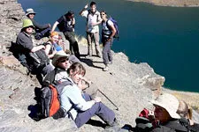 Grupo de turistas a orillas del lago Isca Khota