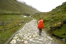 Mujer andando con el camino inca del Choro en Bolivia