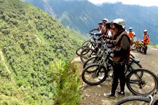 Grupo de ciclistas parados al borde del abismo en la ruta de