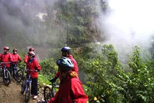 Grupo de ciclistas descendiendo hacia Coroico