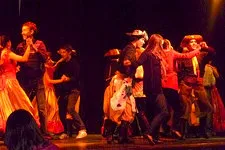 Turistas bailando junto a los danzantes en la peña show