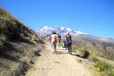 Grupo de aventureros caminando hacia la laguna glaciar