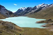 Vista panorámica de la laguna glaciar con su aguas verdes