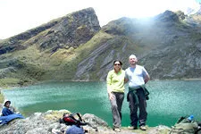 Pareja a orillas de la laguna glaciar