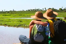 una pareja mirando los cocodrilos en Pampas