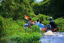 Grupo de turistas realizando un paseo en bote hacia la selva