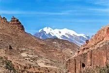 Hermoza vista del valle de la luna y de la cordillera real