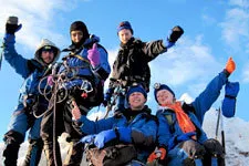 Grupo de aventureros en la cima del huayna Potosí