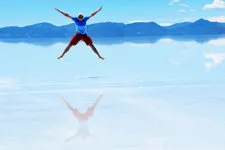 hombre saltando en el salar de Uyuni