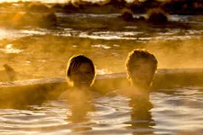 Pareja bañándose en las aguas termales de Chalvin