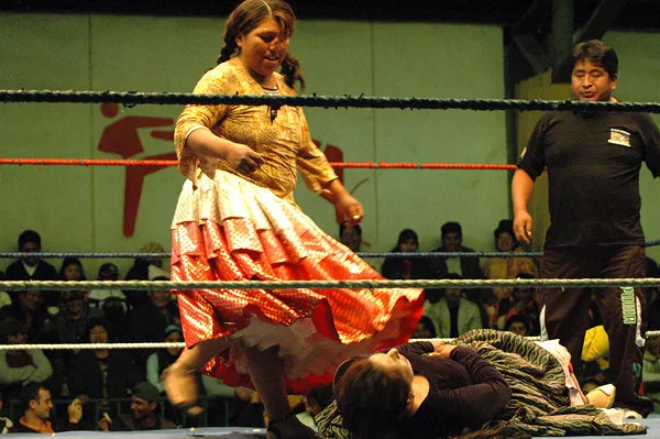Cholitas wrestling