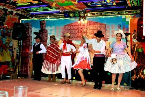 La Paz Night Show in Traditional Peña