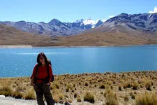 Hiker and Lake Chiar Khota and mountain peaks of La Paz, Bol