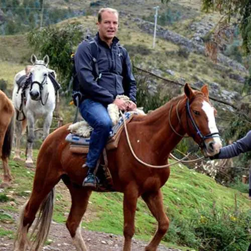 Mujer cabalgando desde Sacsayhuaman, Cusco