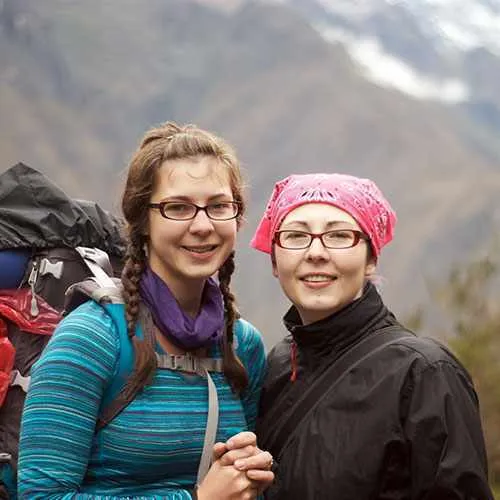 Viajeros llegando a Machu Picchu por el camino inca