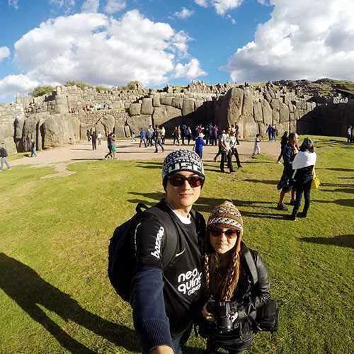 Turista apoyado en una piedra de Sacsayhuaman
