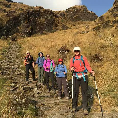 Turista bajando por el camino inca