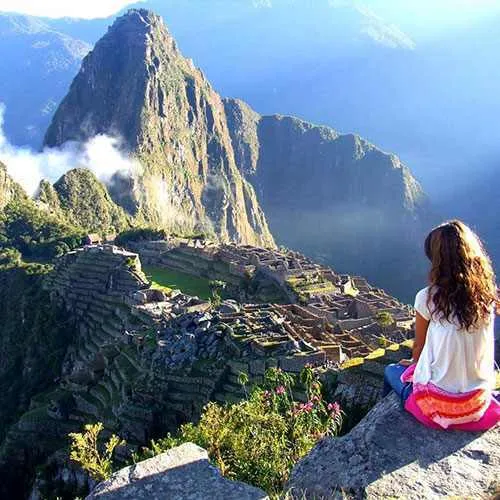 Turistas en la ciudadela de machu picchu