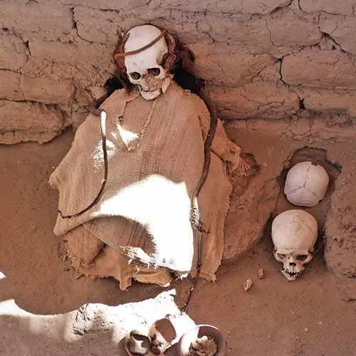 Momia en el cementerio de Chauchillas, Nazca